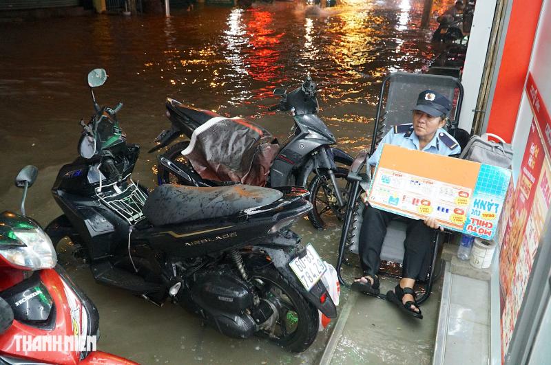 Gần 5 giờ sống cùng triều cường vượt lịch sử ở khu phía nam TP.HCM  - Ảnh 7.
