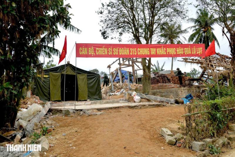 Sư đoàn 315 dựng nhà tránh lũ cho người dân vùng rốn lũ Hòa Thịnh- Ảnh 1.