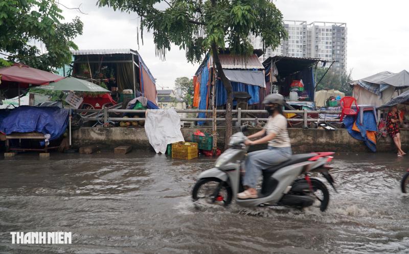 Triều cường đạt đỉnh ở TP.HCM: Một số tuyến đường ở khu nam lại ngập 

- Ảnh 3.