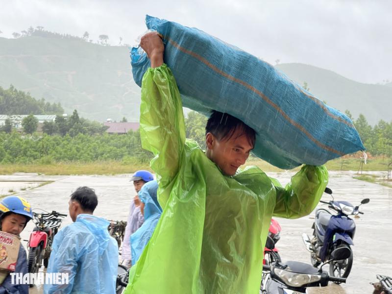Giữa lũ dữ , lực lượng chức năng tiếp tế và giải cứu người dân tại Yang Mao , Đắk Lắk - Ảnh 6. Giữa lũ dữ , lực lượng chức năng tiếp tế và giải cứu người dân tại Yang Mao , Đắk Lắk - Ảnh 6.