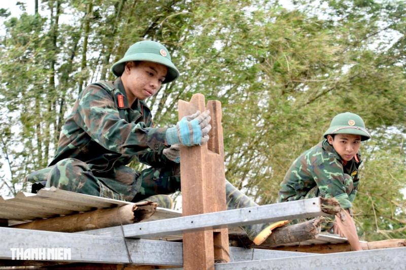 Sư đoàn 315 dựng nhà tránh lũ cho người dân vùng rốn lũ Hòa Thịnh- Ảnh 6.