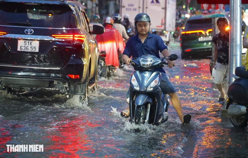 Triều cường đạt đỉnh ở TP.HCM: Một số tuyến đường ở khu nam lại ngập 

- Ảnh 5.
