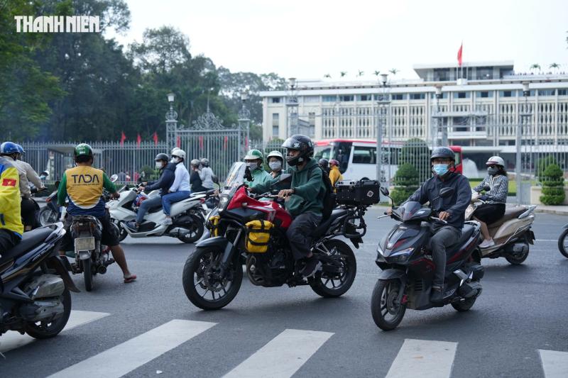 Thời tiết TP.HCM sáng nay 19 độ C, người dân co ro ra đường - Ảnh 1.