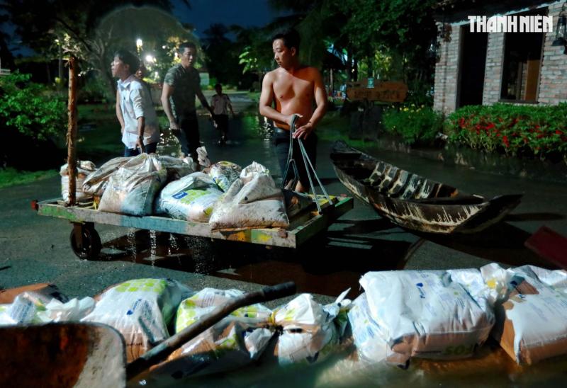 Triều cường ở TP.HCM: Người dân Thanh Đa lại khổ sở chống chọi trong đêm- Ảnh 8.