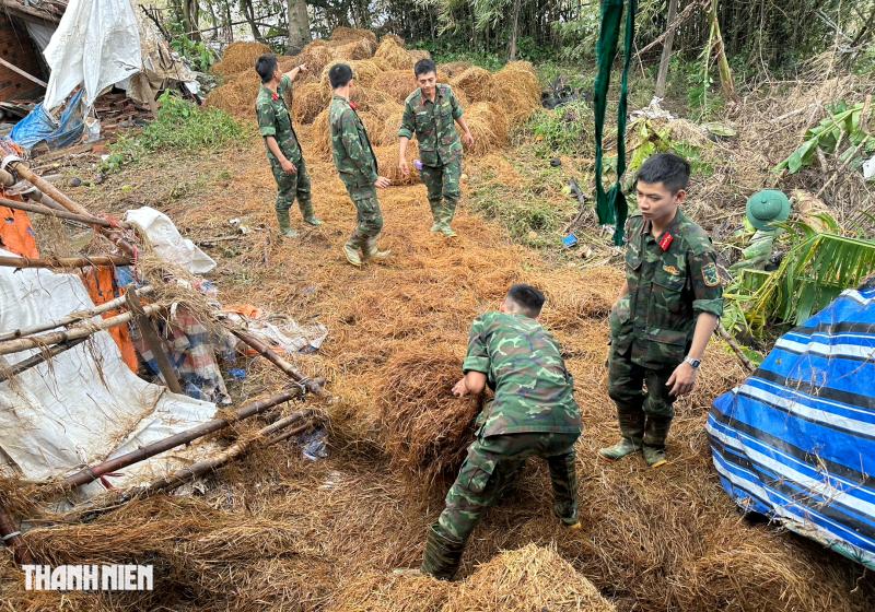 Con trâu đứng trên mái nhà ở rốn lũ: Được bộ đội giải cứu, đoàn tụ với chủ- Ảnh 1.