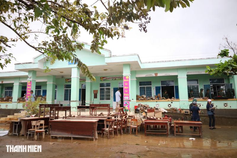 Rốn lũ hòa Thịnh: Lớp học ngập bùn , bộ đội giúp học sinh trở lại trường - Ảnh 7.