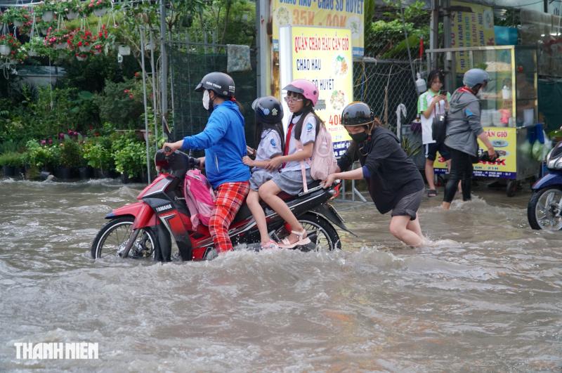 Triều cường dâng cao chiều tối 5.11: Người dân loay hoay tìm đường về nhà - Ảnh 2.