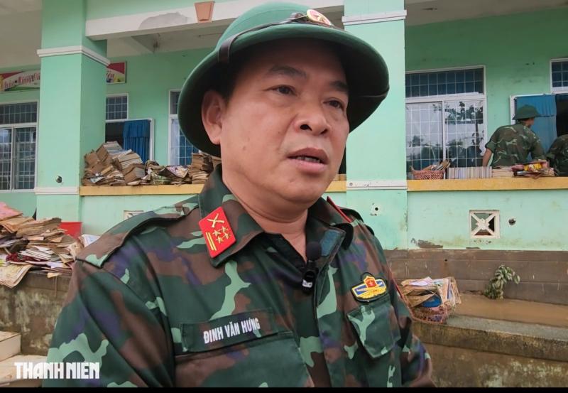 Rốn lũ hòa Thịnh: Lớp học ngập bùn , bộ đội giúp học sinh trở lại trường - Ảnh 6.