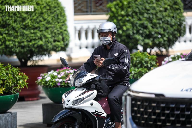 Dùng điện thoại khi lái xe trên đường phố TP.HCM: Thói quen khó bỏ? - Ảnh 7.