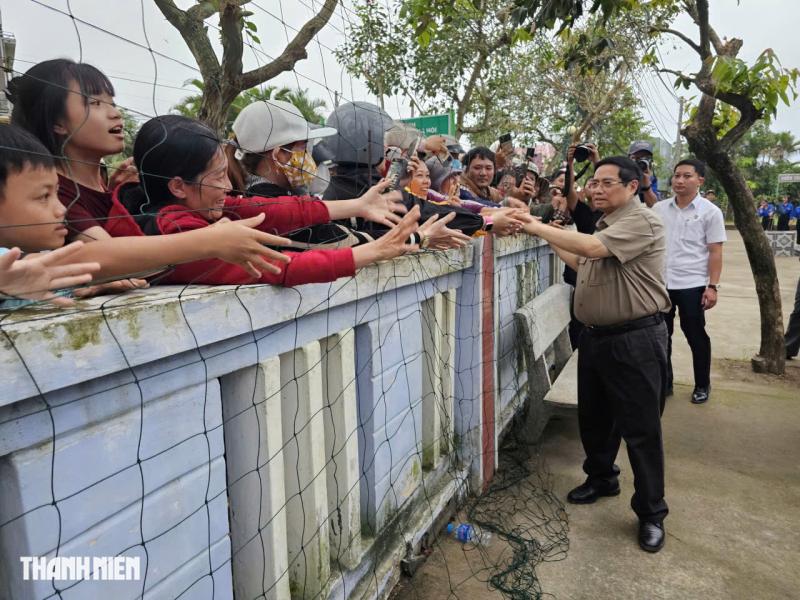 Thủ tướng Phạm Minh Chính: Cấp bách xây dựng nhà tránh lũ- Ảnh 4.