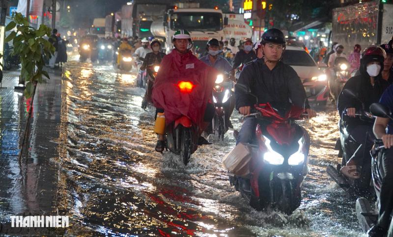 Triều cường đạt đỉnh ở TP.HCM: Một số tuyến đường ở khu nam lại ngập 

- Ảnh 8.