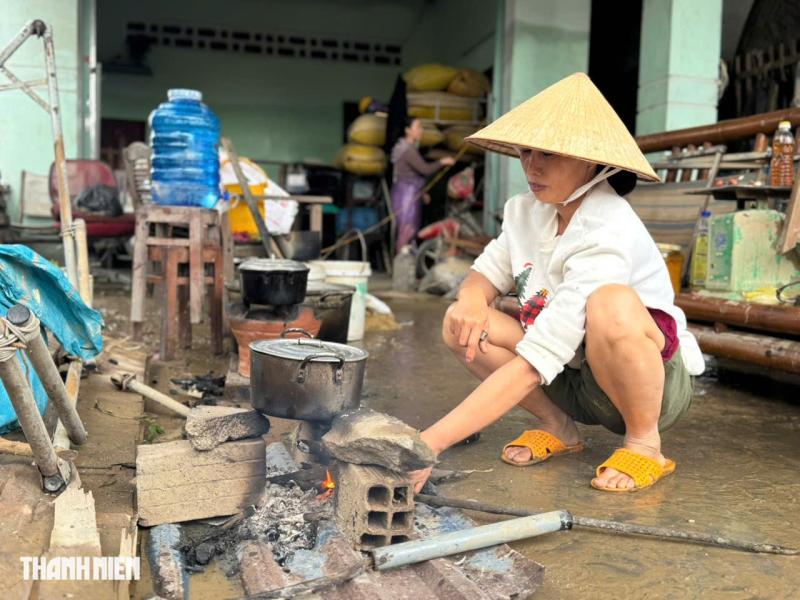 Người dân vùng lũ Quy Nhơn Bắc: Kiệt quệ sau nước rút, mong một bữa cơm- Ảnh 2.