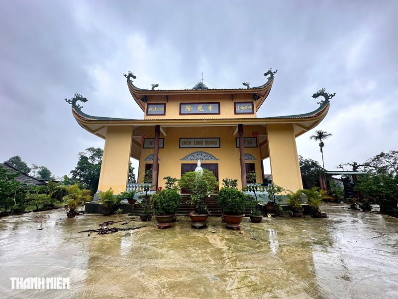 Dân xã Hòa Thịnh (Đắk Lắk) leo bàn thờ, ôm tượng Phật lúc lũ dâng cao - Ảnh 6.