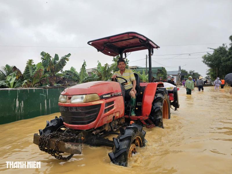 Đắk Lắk công bố tình huống khẩn cấp: Người dân hối hả sơ tán giữa lũ lịch sử - Ảnh 4.