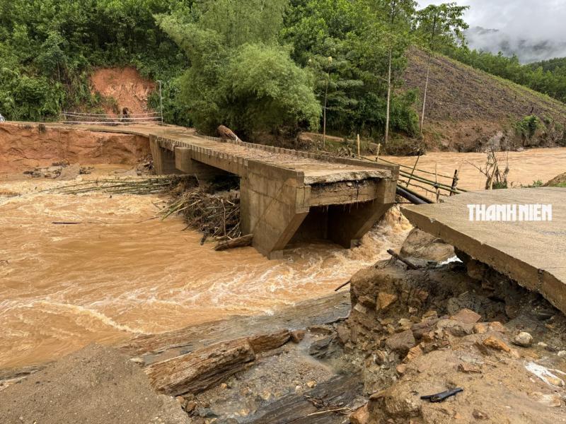 Cận cảnh lũ cuốn sập cầu Nước Bao ở Quảng Ngãi - Ảnh 11.