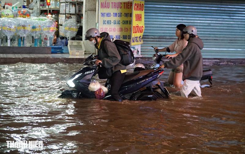 Gần 5 giờ sống cùng triều cường vượt lịch sử ở khu phía nam TP.HCM  - Ảnh 2.
