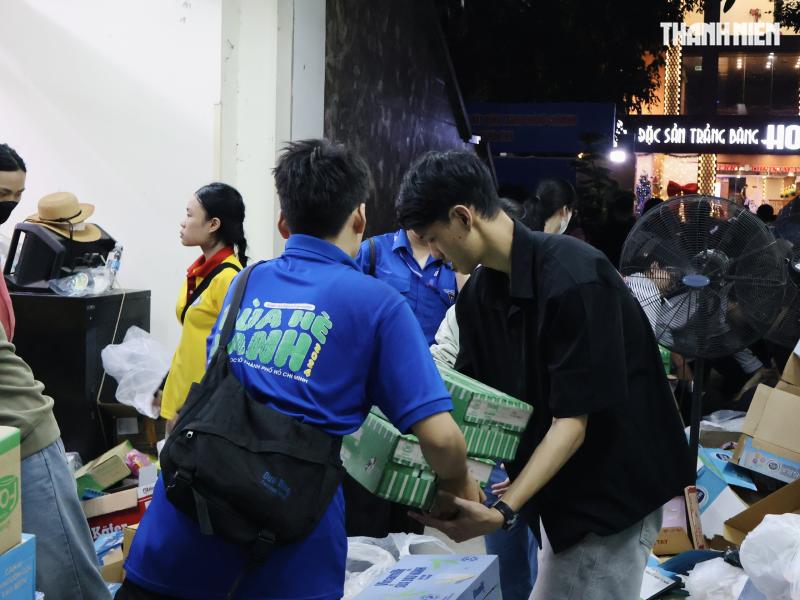 Thâu đêm chuyền tay hàng cứu trợ đến đồng bào vùng lũ miền Trung- Ảnh 5.