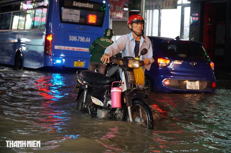 Gần 5 giờ sống cùng triều cường vượt lịch sử ở khu phía nam TP.HCM  - Ảnh 1.