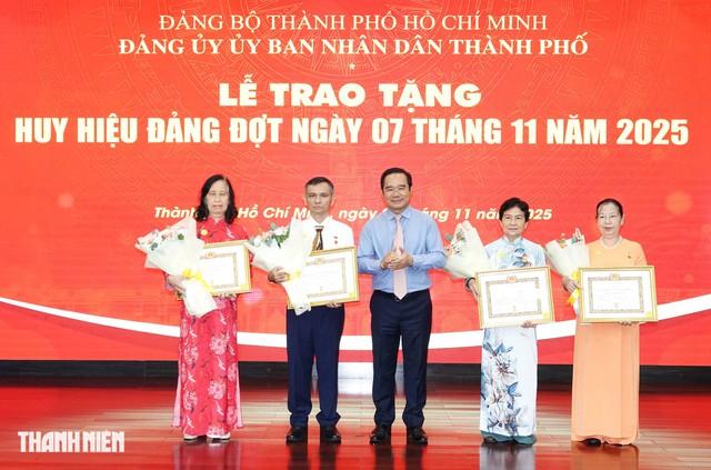 Chủ tịch Nguyễn Văn Được trao huy hiệu Đảng dịp Cách mạng Tháng Mười Nga - Ảnh 2.