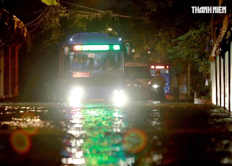 Triều cường ở TP.HCM: Người dân Thanh Đa lại khổ sở chống chọi trong đêm- Ảnh 9.