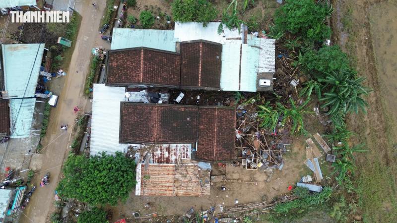 Rốn lũ Hòa Thịnh nhìn từ flycam: Làng quê ngổn ngang sau nước rút- Ảnh 2. Rốn lũ Hòa Thịnh nhìn từ flycam: Làng quê ngổn ngang sau nước rút- Ảnh 2.