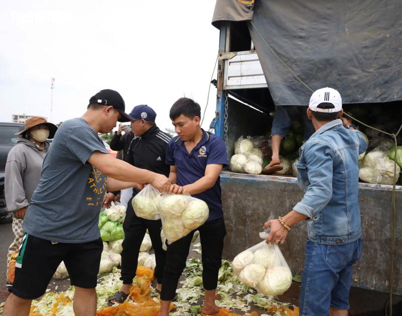 Sư cô Diệu Huệ gom rau tiếp tế cho bà con vùng rốn lũ Đắk Lắk - Ảnh 9.