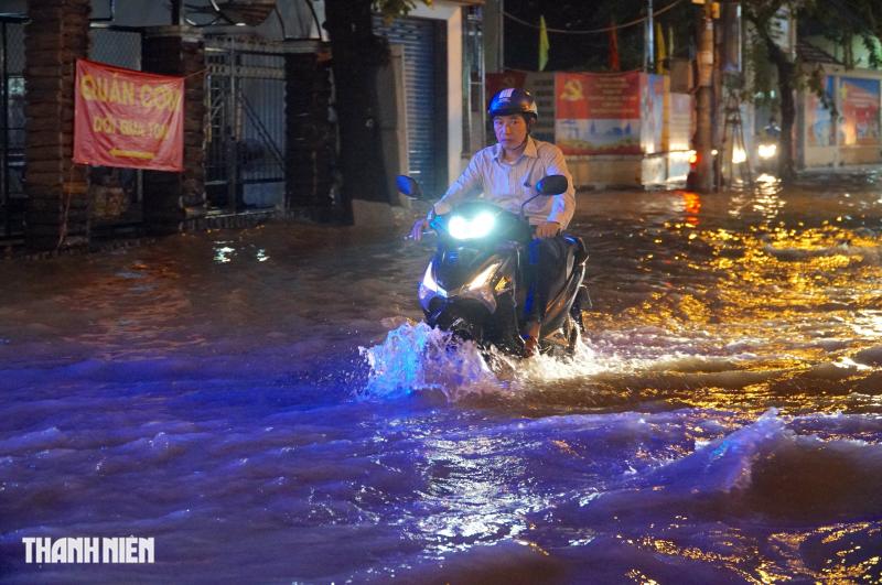 Mưa lớn cuối tuần: Nước ngập hơn 4 tiếng vẫn chưa rút ở đường Nguyễn Văn Khối - Ảnh 3.