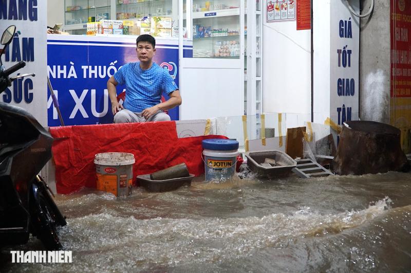 Gần 5 giờ sống cùng triều cường vượt lịch sử ở khu phía nam TP.HCM  - Ảnh 3.