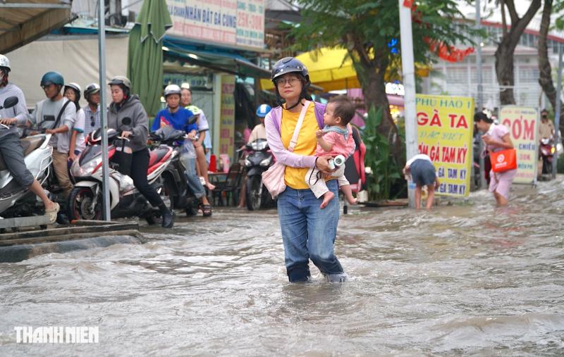 Triều cường dâng cao chiều tối 5.11: Người dân loay hoay tìm đường về nhà - Ảnh 3.