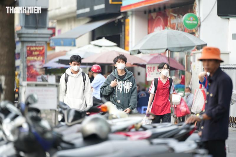 Thời tiết TP.HCM sáng nay 19 độ C, người dân co ro ra đường - Ảnh 4.