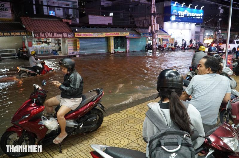 Gần 5 giờ sống cùng triều cường vượt lịch sử ở khu phía nam TP.HCM  - Ảnh 4.