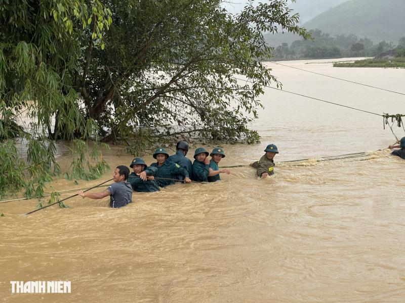 Giữa lũ dữ , lực lượng chức năng tiếp tế và giải cứu người dân tại Yang Mao , Đắk Lắk - Ảnh 8. Giữa lũ dữ , lực lượng chức năng tiếp tế và giải cứu người dân tại Yang Mao , Đắk Lắk - Ảnh 8.