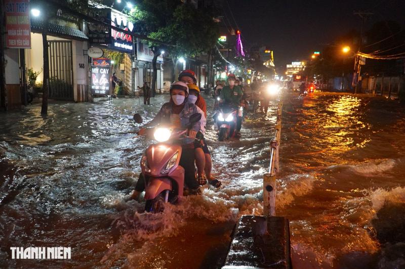 Mưa lớn cuối tuần: Nước ngập hơn 4 tiếng vẫn chưa rút ở đường Nguyễn Văn Khối - Ảnh 1.