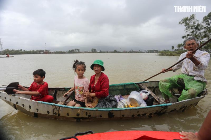Thợ hồ rốn lũ Hòa Xuân: Nhà sập vẫn từ chối quà, nhường cho người khổ hơn- Ảnh 6.