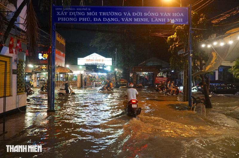 Mưa lớn cuối tuần: Nước ngập hơn 4 tiếng vẫn chưa rút ở đường Nguyễn Văn Khối - Ảnh 7.
