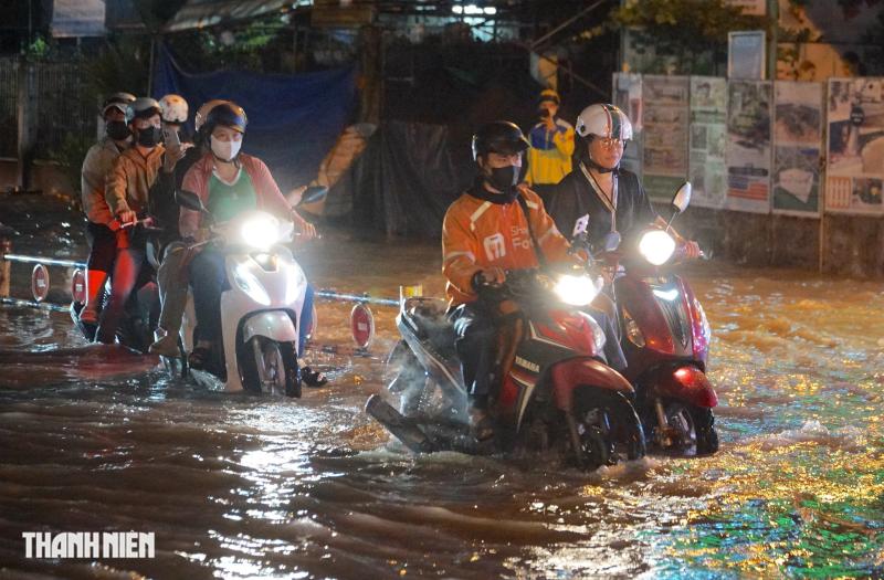 Mưa lớn cuối tuần: Nước ngập hơn 4 tiếng vẫn chưa rút ở đường Nguyễn Văn Khối - Ảnh 2.