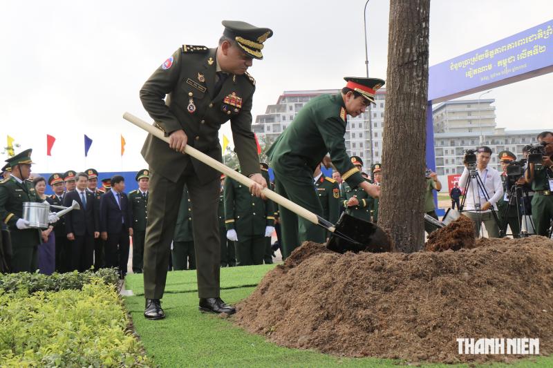 Giao lưu hữu nghị quốc phòng biên giới Việt Nam - Campuchia - Ảnh 2.