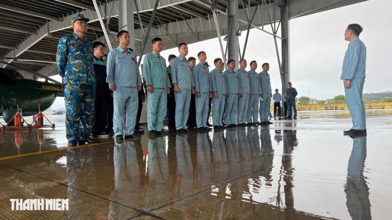 Máy bay trực thăng quân sự cất cánh cứu trợ: Sẽ thả thêm 700 phần quà thiết yếu  - Ảnh 2.
