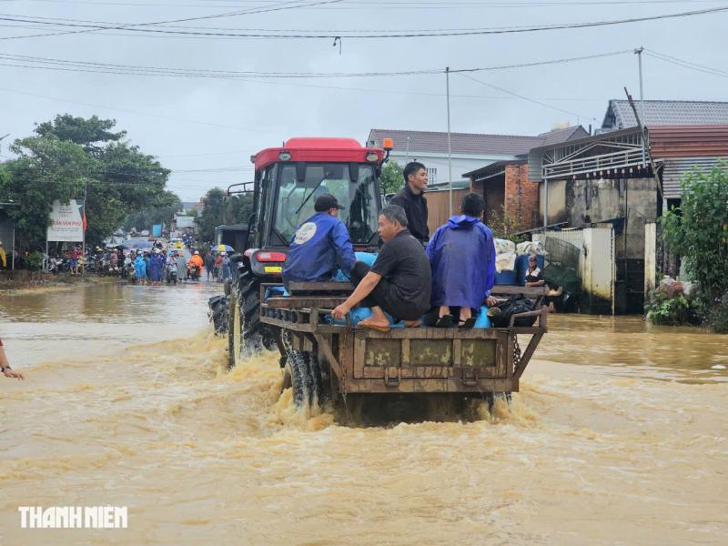 Đắk Lắk công bố tình huống khẩn cấp: Người dân hối hả sơ tán giữa lũ lịch sử - Ảnh 5.