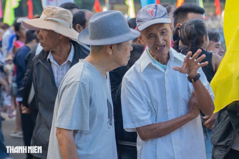Người dân hào hứng đi xem giải đua ghe ngo   - Ảnh 8.