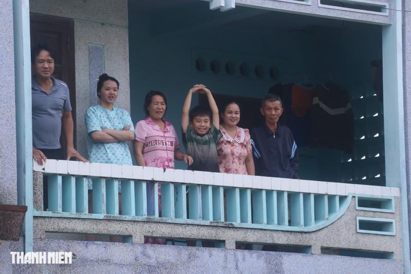 Chới với giữa ngập lụt ở Phú Yên cũ, 'lũ cuốn đi hết rồi con ơi'- Ảnh 6.