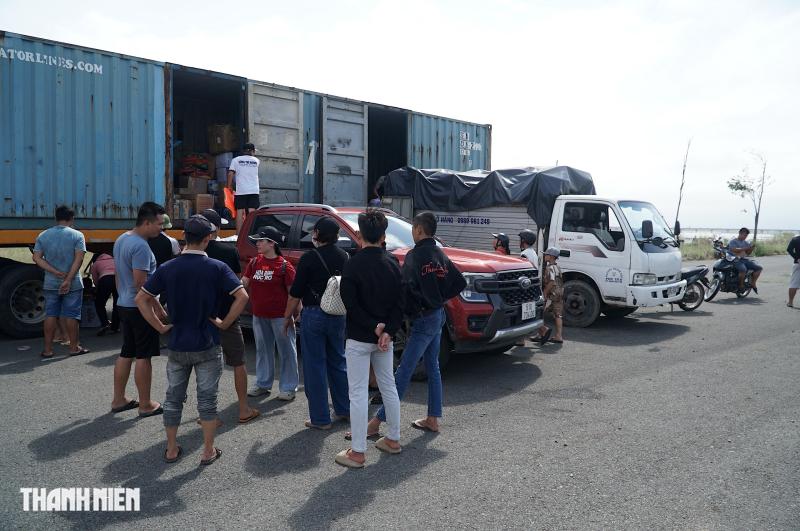 Đường làng chật kín xe cứu trợ, len lỏi đến tận xóm xa: Khung cảnh đặc biệt ở vùng lũ Đắk Lắk - Ảnh 2.