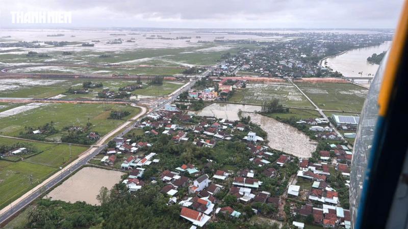 Rốn ngập lụt Phú Yên cũ nhìn từ trực thăng Bộ Quốc phòng, còn mênh mông nước- Ảnh 3.