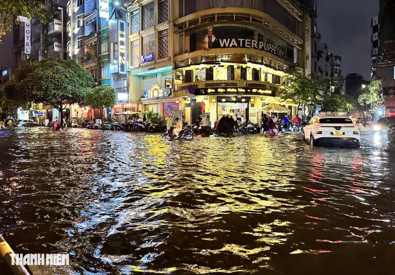 Mưa lớn vào tối 4.11: Nhiều đường ở trung tâm TP.HCM mênh mông nước - Ảnh 4.