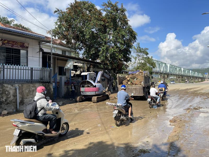 ‘Rốn lũ’ Đắk Lắk: Người dân oằn mình dọn rác sau bão - Ảnh 6.