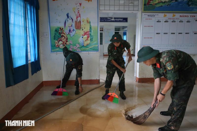 Rốn lũ hòa Thịnh: Lớp học ngập bùn , bộ đội giúp học sinh trở lại trường - Ảnh 8.