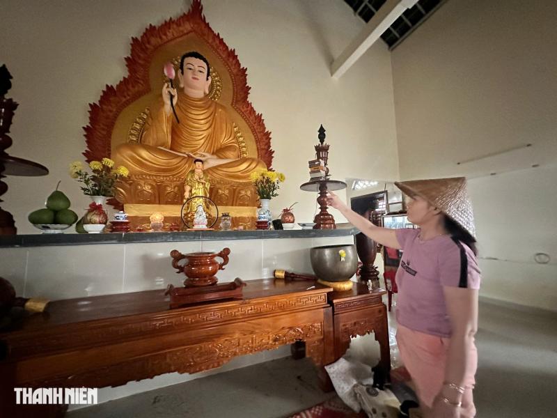 Dân xã Hòa Thịnh (Đắk Lắk) leo bàn thờ, ôm tượng Phật lúc lũ dâng cao - Ảnh 3.
