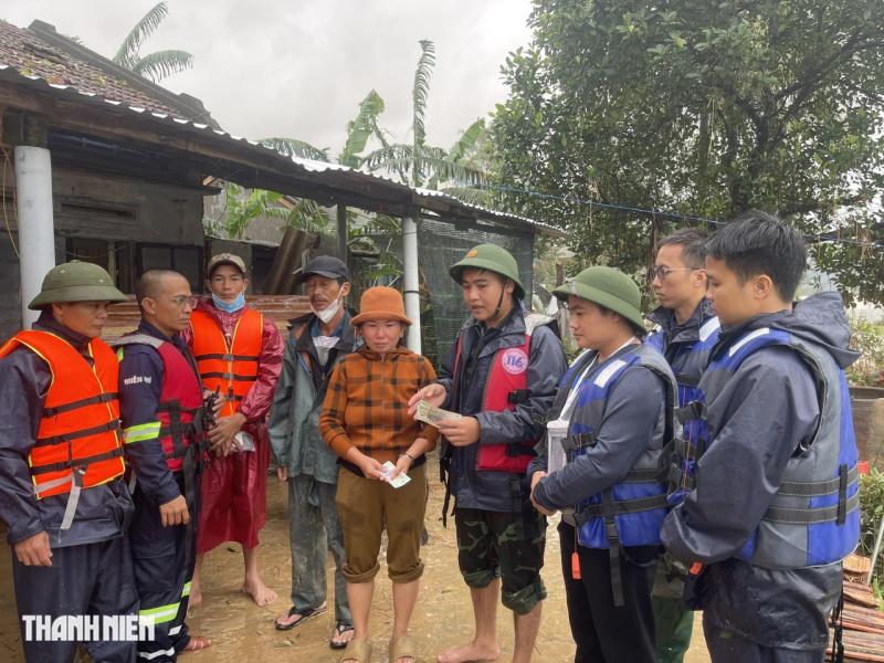 Bốn ngày giữa biển nước, người mẹ cô độc chờ bộ đồ khô để được khâm liệm - Ảnh 1.