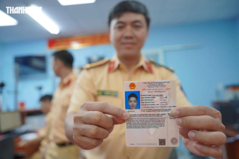 Giấy phép lái xe mới màu hồng ra mắt: Có cần đổi ngay không? - Ảnh 3.