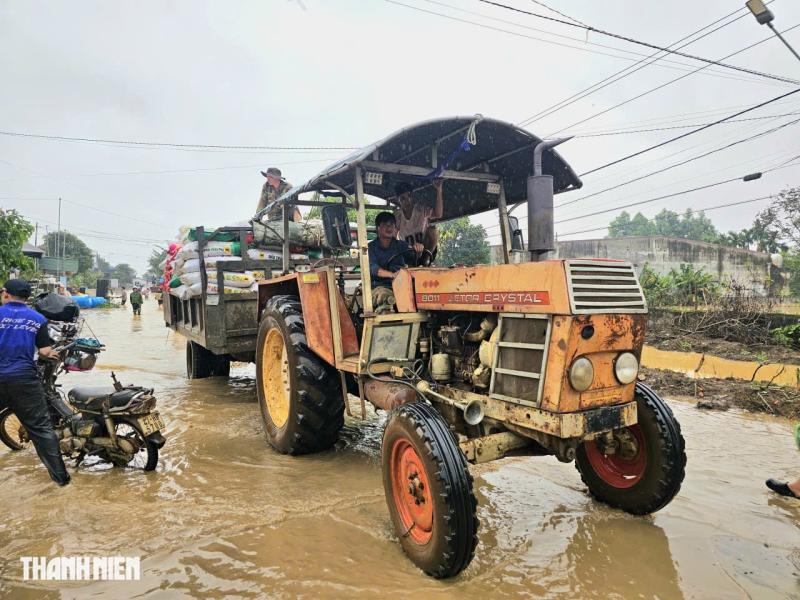 Đắk Lắk công bố tình huống khẩn cấp: Người dân hối hả sơ tán giữa lũ lịch sử - Ảnh 8.